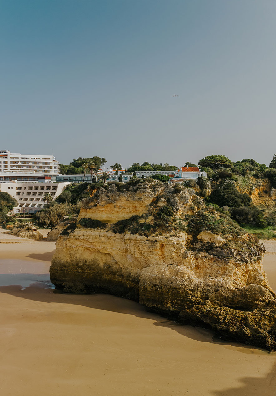 Bezoek Praia do Alvor, bekend om zijn gouden zand en rotsen De perfecte plek om te ontspannen en van de zon te genieten