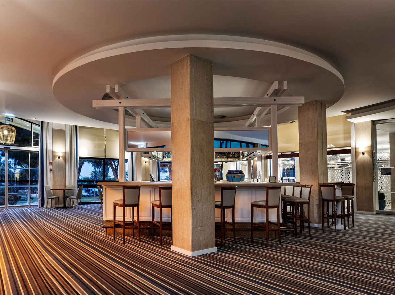 De bar Princípe, van het Hotel in de Algarve, heeft een ruime opzet met hoge stoelen en een bar voor drankjes