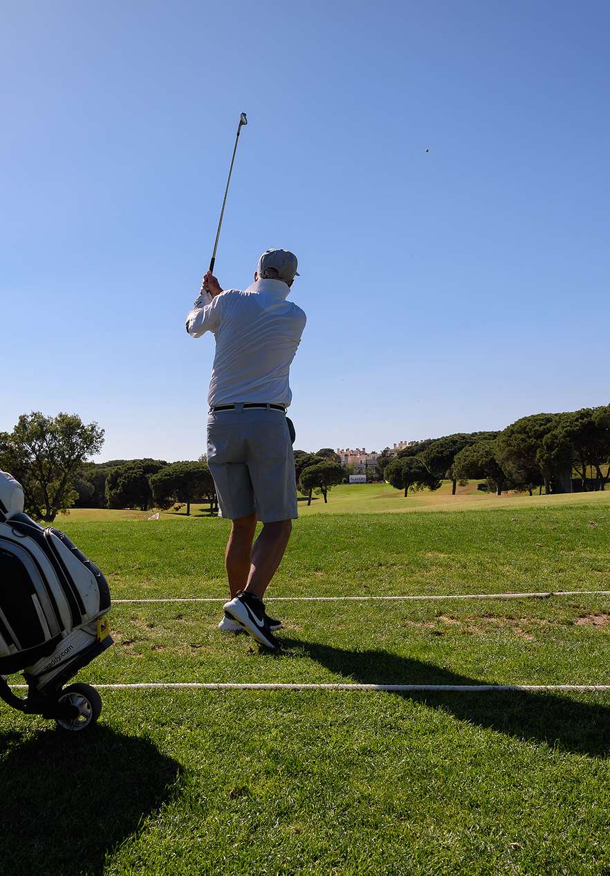 Man slaat een golfbal op het golfveld van Pestana Vila Sol - Vilamoura, met golf en spa in de Algarve