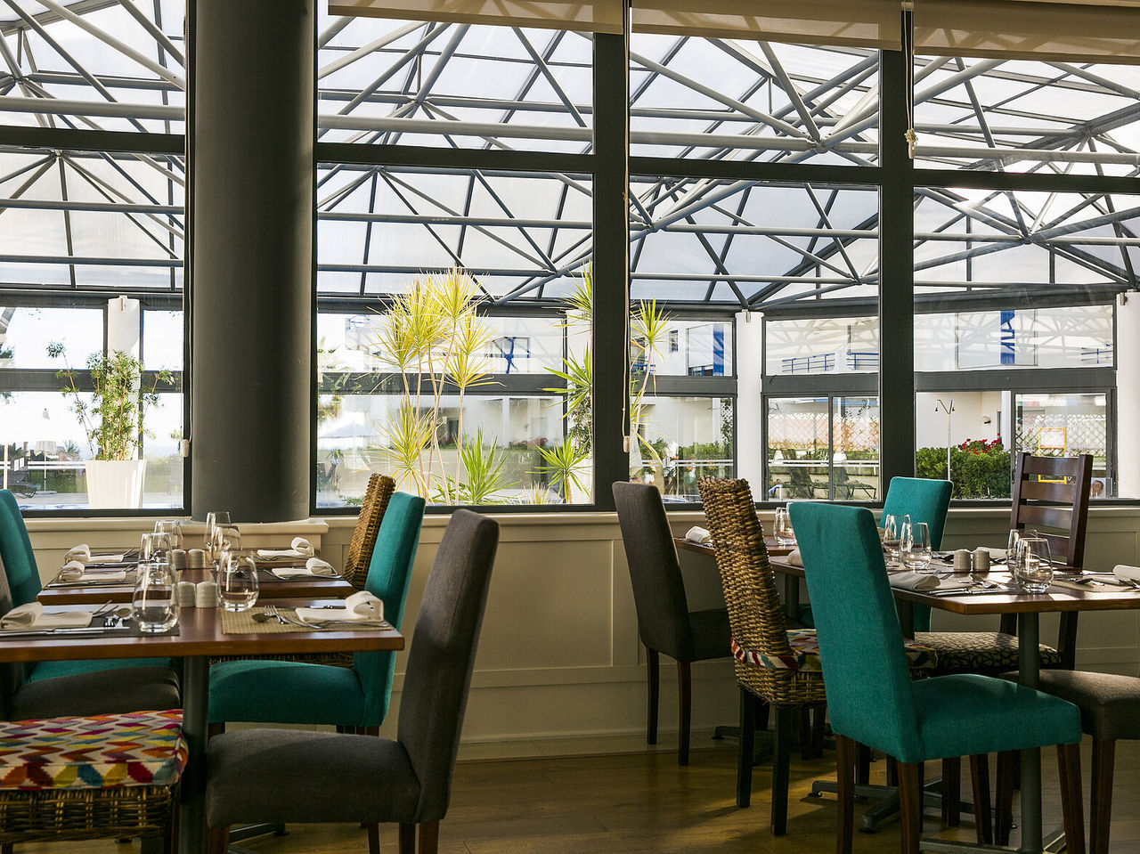 Het restaurant Oceano, van het 4-sterrenhotel in Cascais, heeft een ruimte waar je van een volledige maaltijd kunt genieten