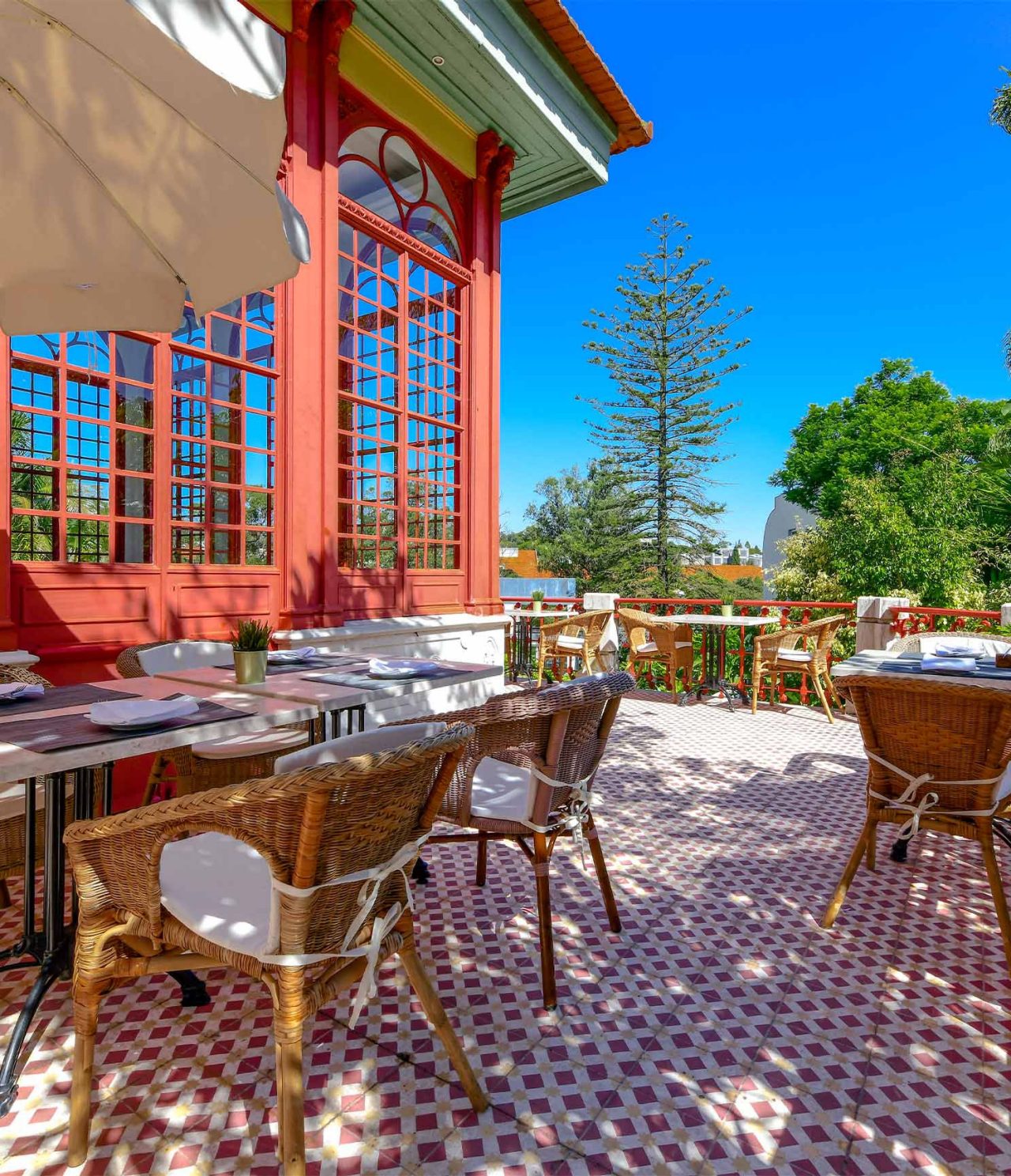 Het restaurant Casa do Lago, van het 5-sterrenhotel, Nationaal Monument, heeft een terras met tafels en stoelen met uitzicht