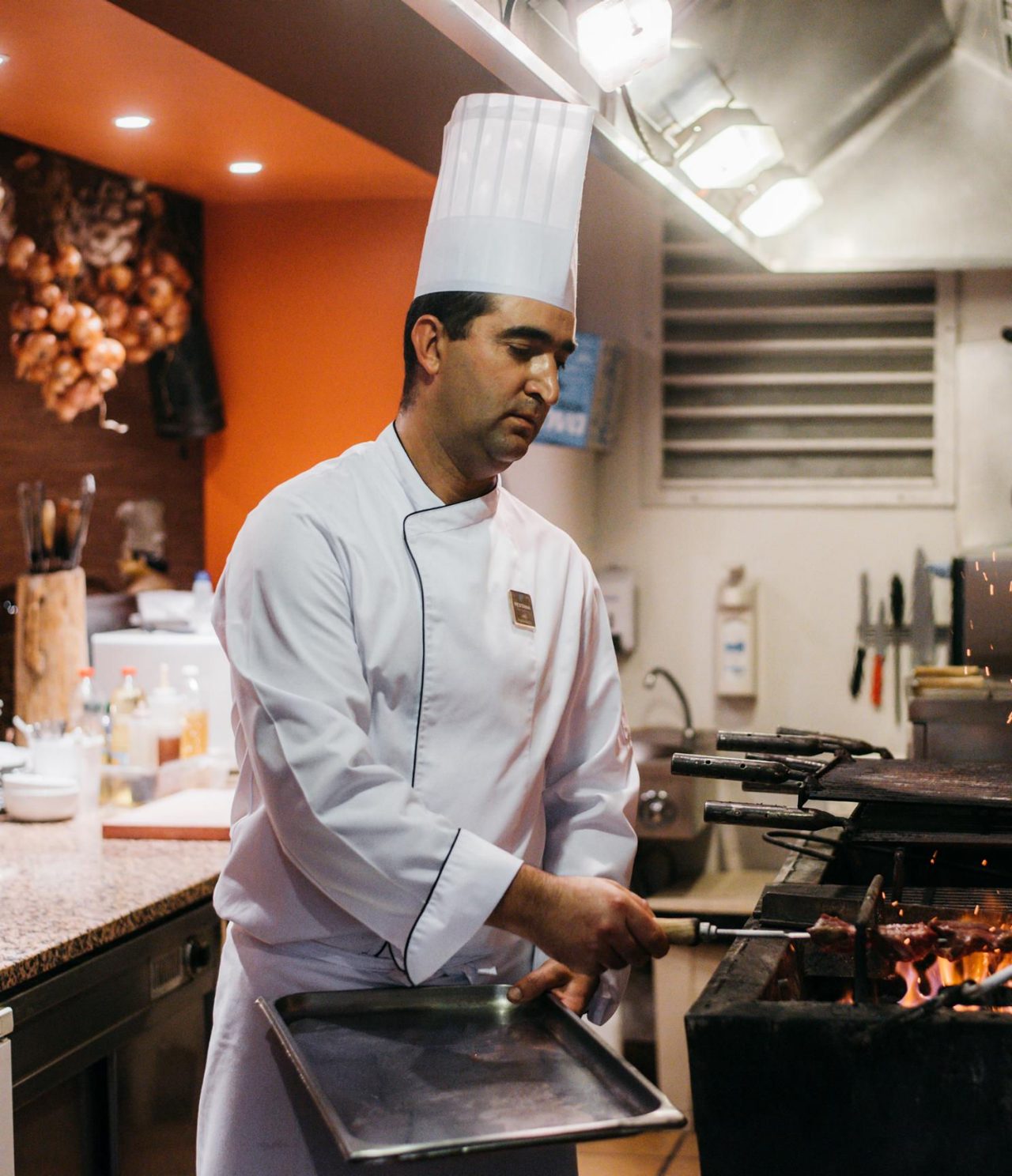 Het restaurant Adega Madeirense, van het hotel in het centrum van Funchal, heeft een chef die vlees op de grill bereidt