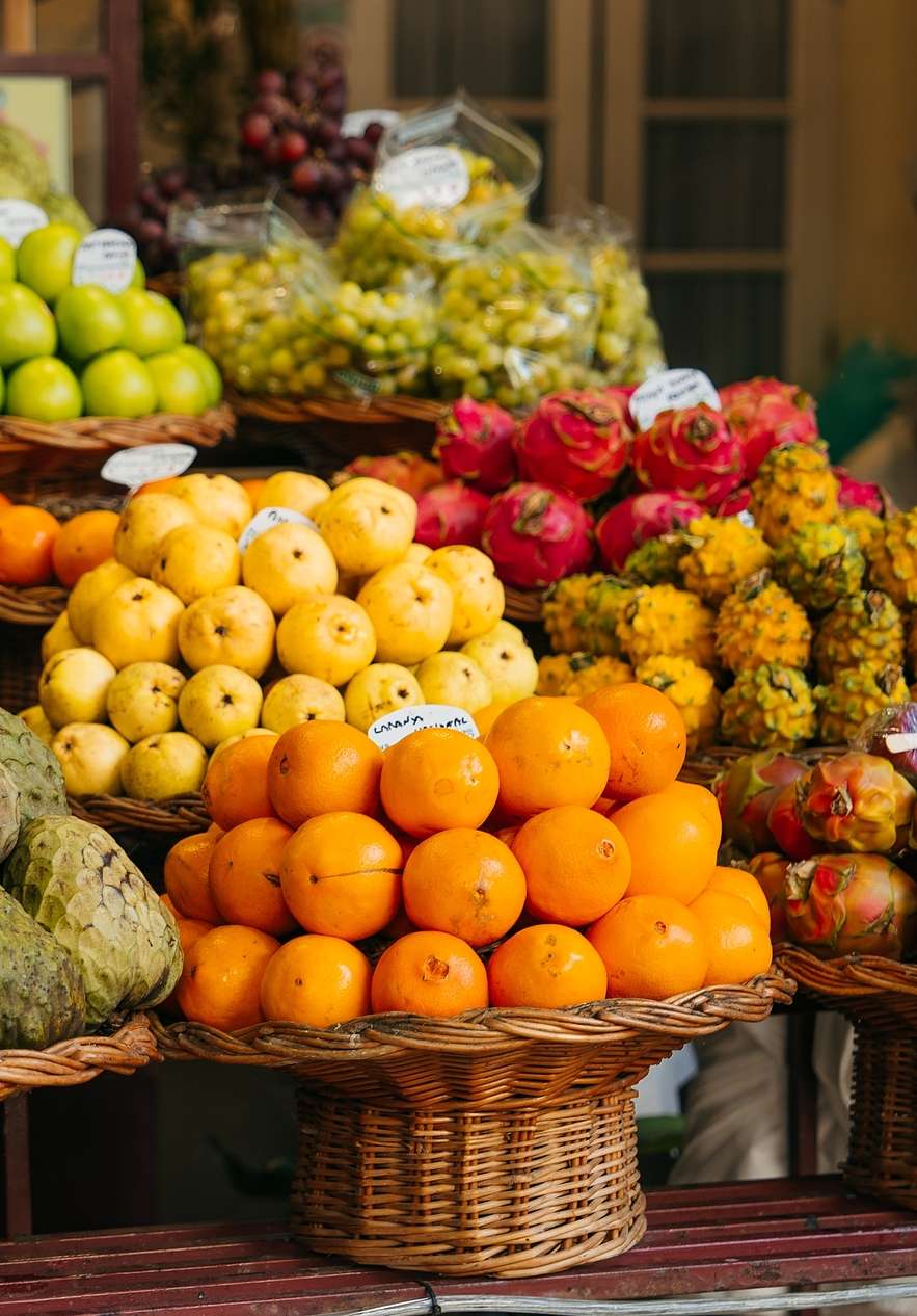 Mandjes met tropisch fruit op de Mercado dos Lavradores in het historische centrum van Funchal