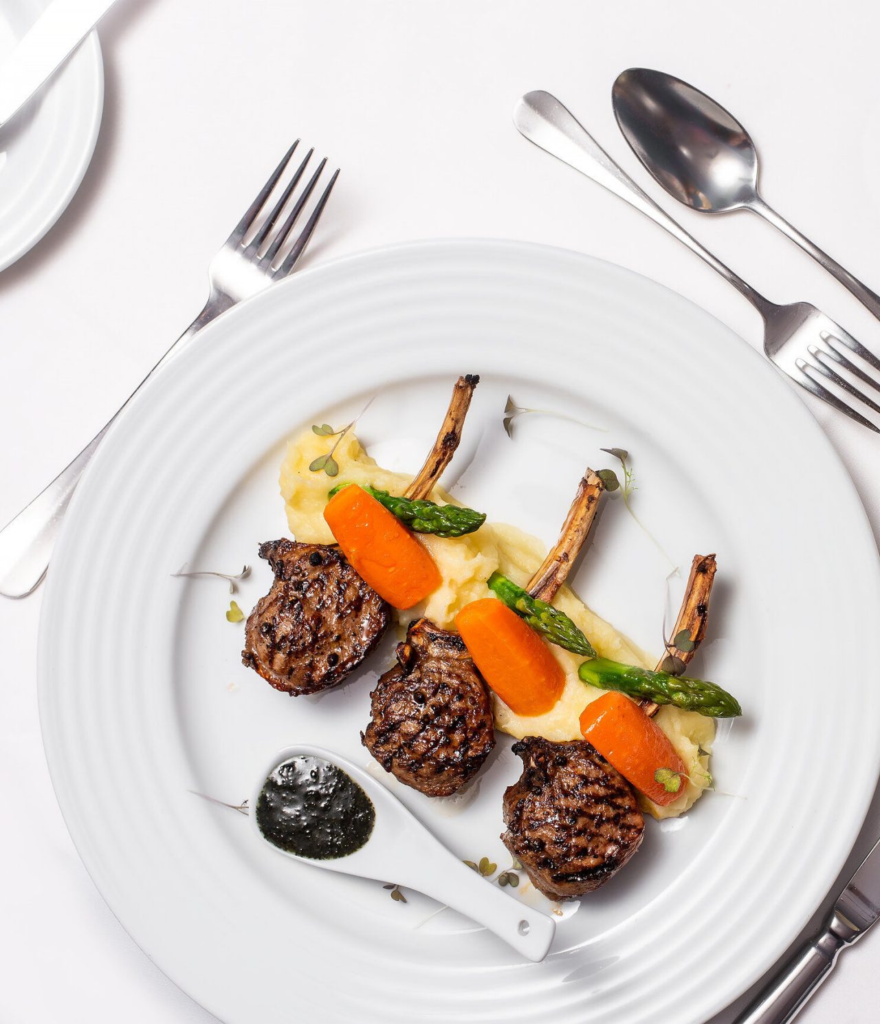 O Miramar - Restaurante Mediterrâneo, do Hotel 4 Estrelas no Centro do Funchal, serve pratos elegantes com talheres de prata