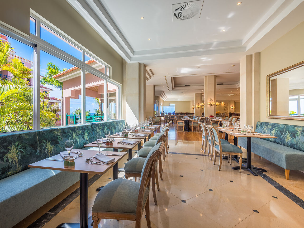 Het restaurant São Lourenço Garden Terrace, van het 5-sterrenhotel in Funchal, heeft een ruime eetruimte met uitzicht