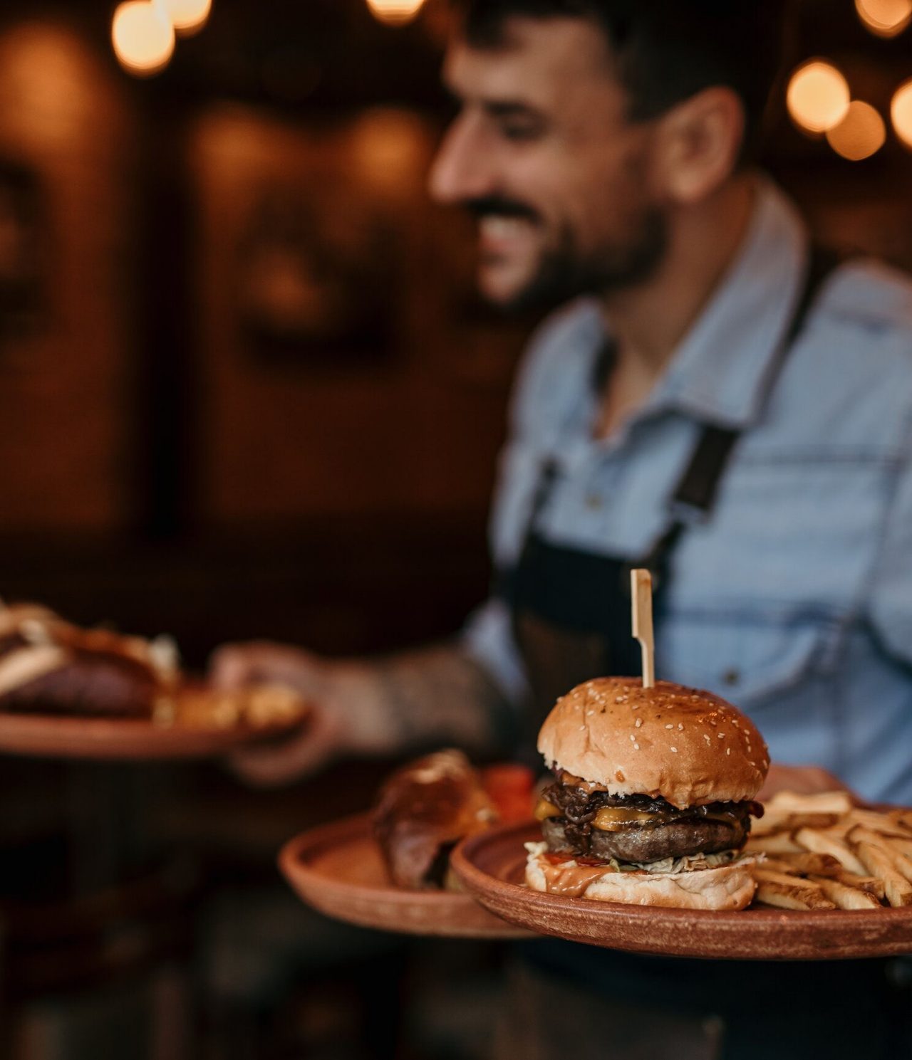 O restaurante Pausa Burger, do Hotel Romântico no Funchal, na Madeira, tem um hambúrguer com batatas fritas