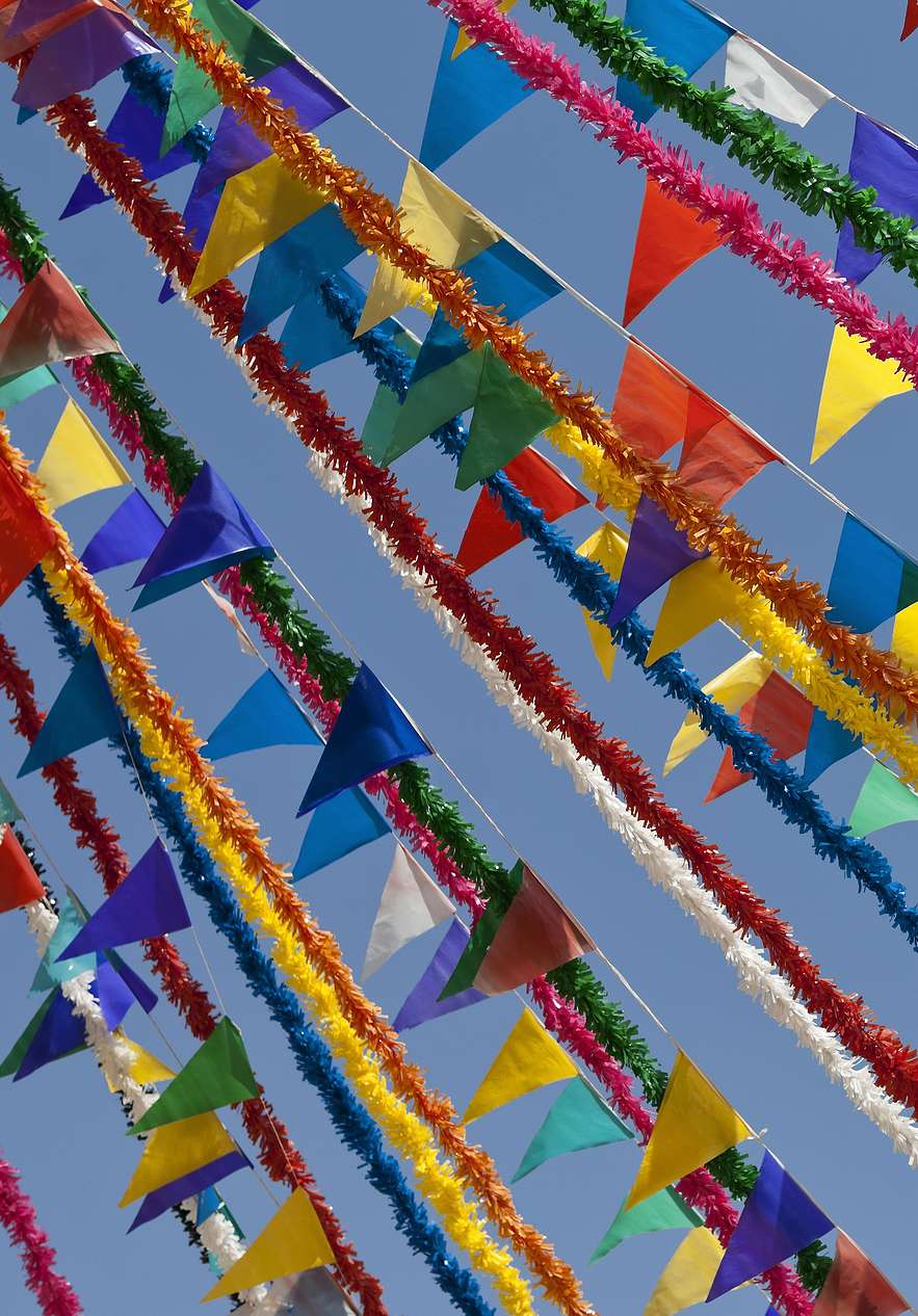 Kleurrijke feestversieringen in de straten van Porto Santo, in verschillende vormen en kleuren
