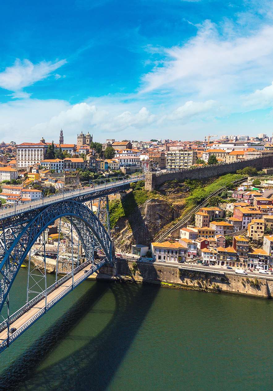 De D Luís I-brug in Porto, een symbool van de stad, verbindt Porto met Vila Nova de Gaia over de rivier de Douro