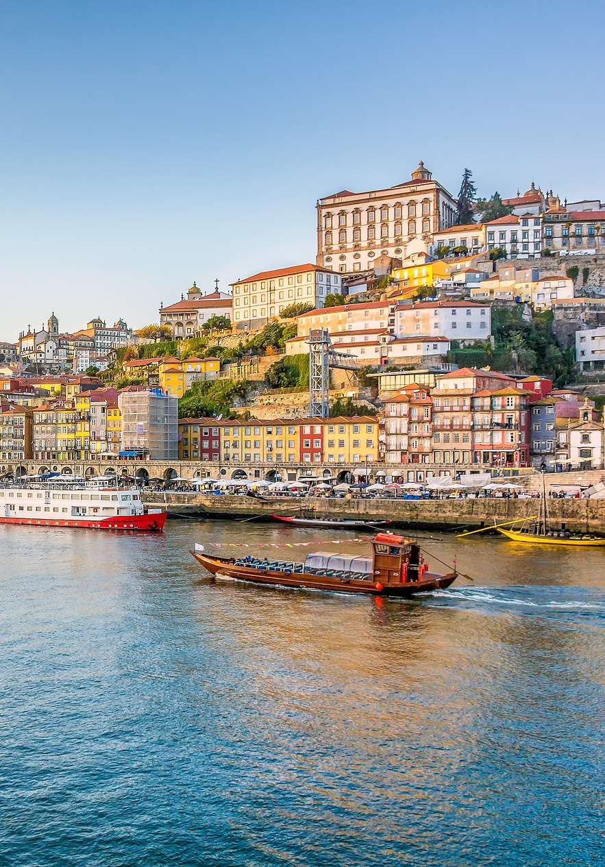 Verblijf in Pestana Vintage Porto en ontdek de schoonheid van de Ribeira-kade met historische gekleurde gebouwen