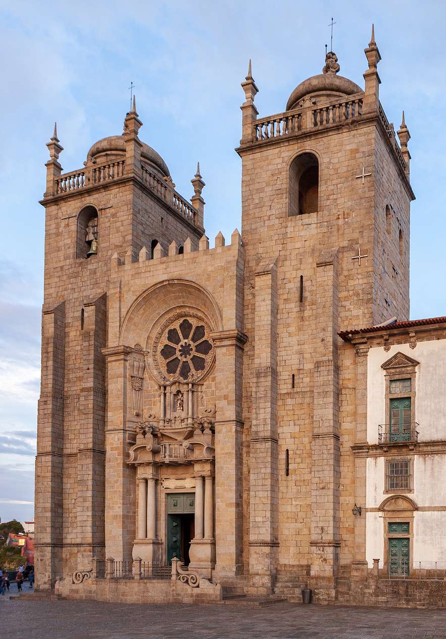 Verblijf in Pestana Vintage Porto en bezoek de iconische Sé van Porto, met stenen torens en een glas-in-loodraam