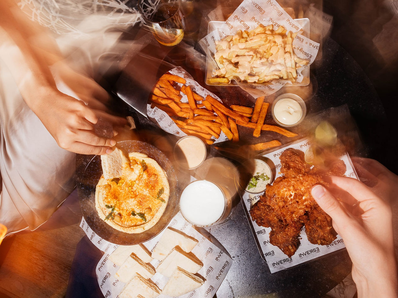 Het Inverse CR7 restaurant, in het hotel in het centrum van Madrid, Spanje, heeft een tafel met diverse hapjes.