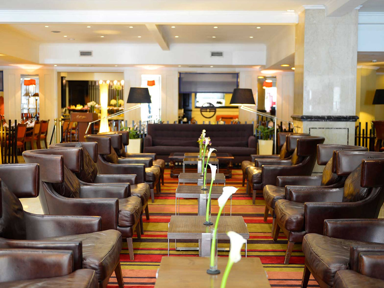 De bar Tango Bar, van het Hotel in Buenos Aires, heeft een comfortabele ruimte met stoelen voor cocktails