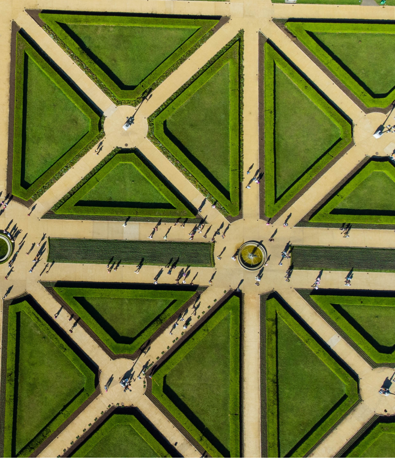 Luchtfoto van de Botanische Tuin met nadruk op de glazen kas, geïnspireerd door Franse paleizen