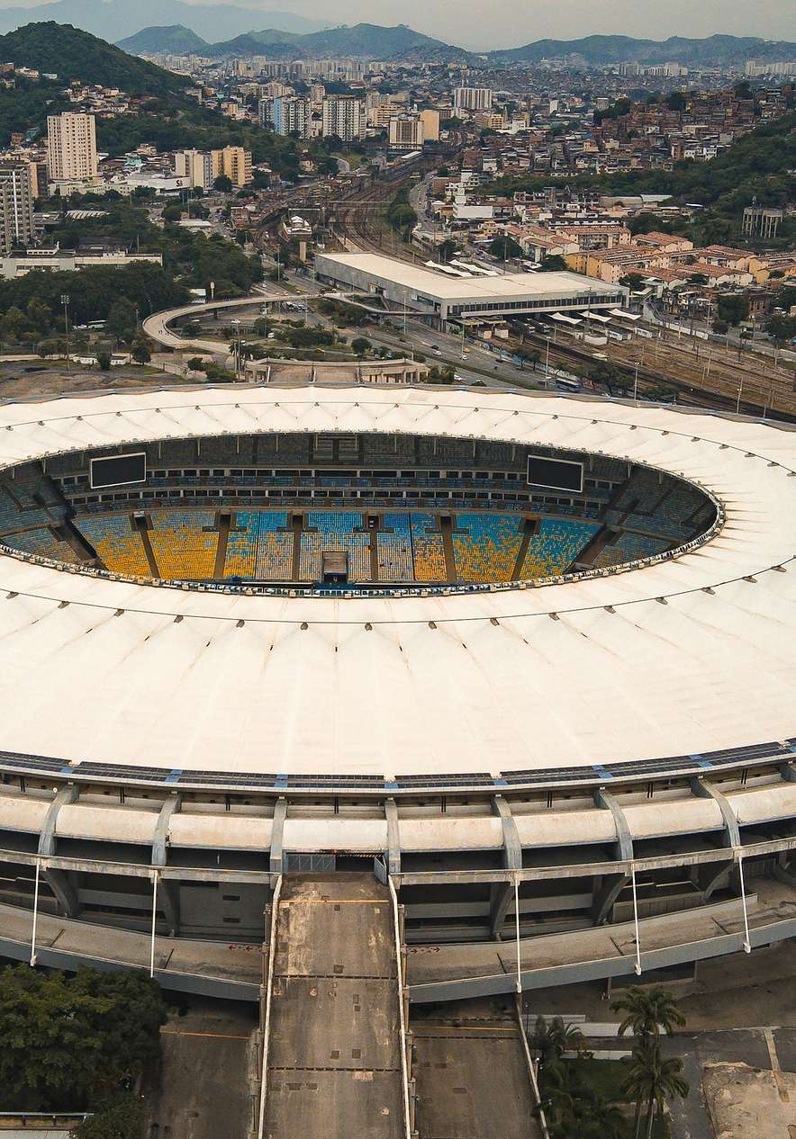 Maracanã in Rio de Janeiro, met een imposante structuur en gekleurde tribunes in het stadion