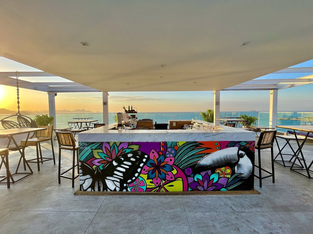De bar Deck, van het hotel in Rio de Janeiro, serveert drankjes zoals cocktails en heeft tafels met uitzicht op de zee