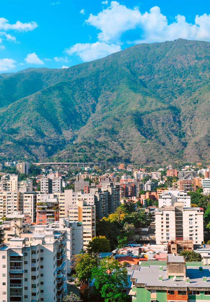 Verblijf in Pestana Caracas en geniet van het uitzicht op Nationaal Park Avila met zijn groene bergen