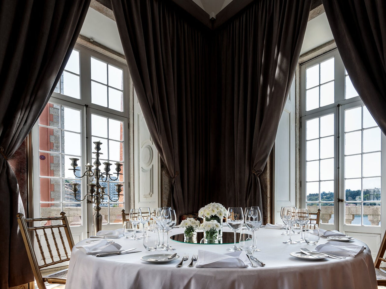 Organiseer uw evenement bij Pestana Hotel Group, met gepersonaliseerde decoratie in prachtige zalen met uitzicht op de rivier