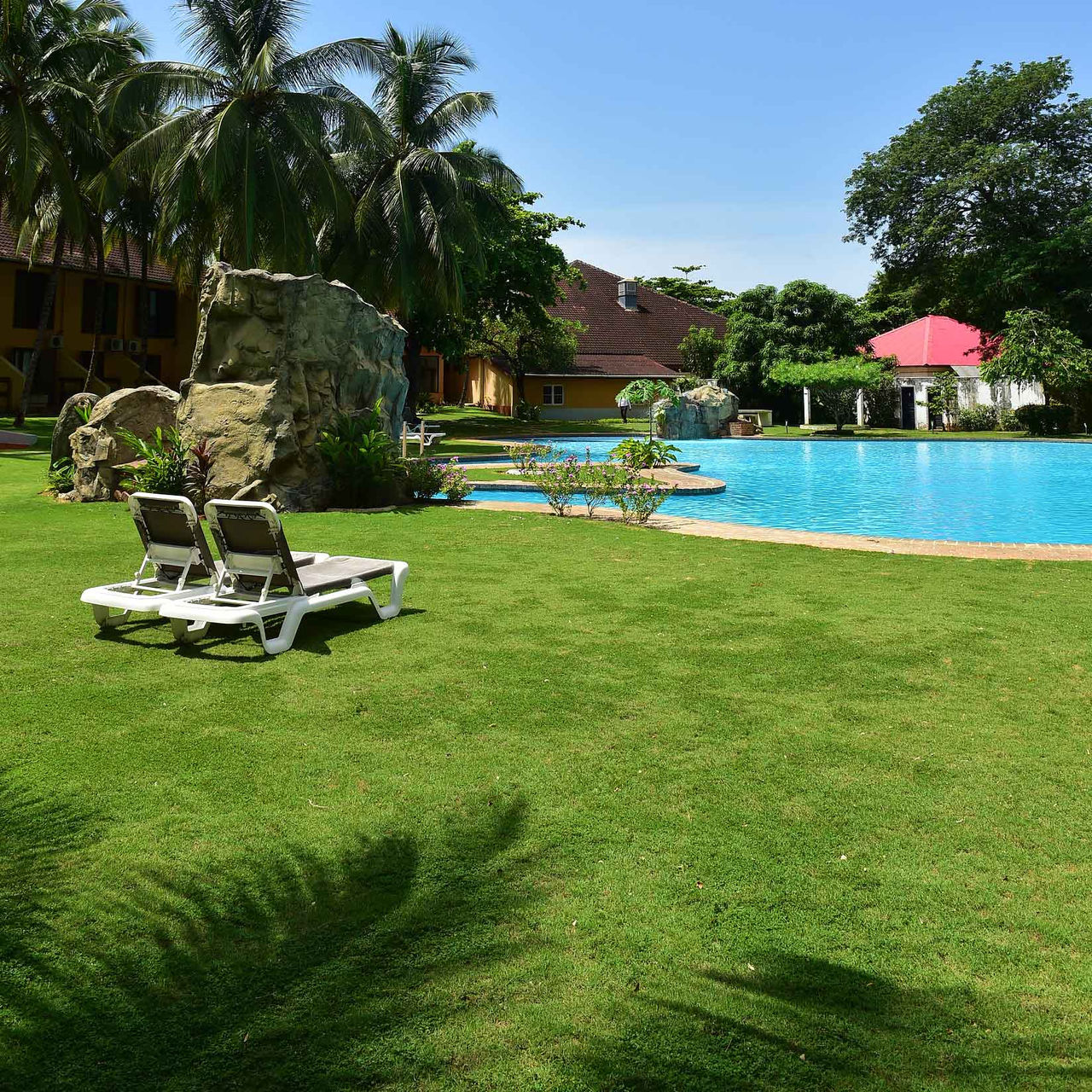 Garden and outdoor pool of Pestana Miramar São Tomé, a 4-star hotel in São Tomé