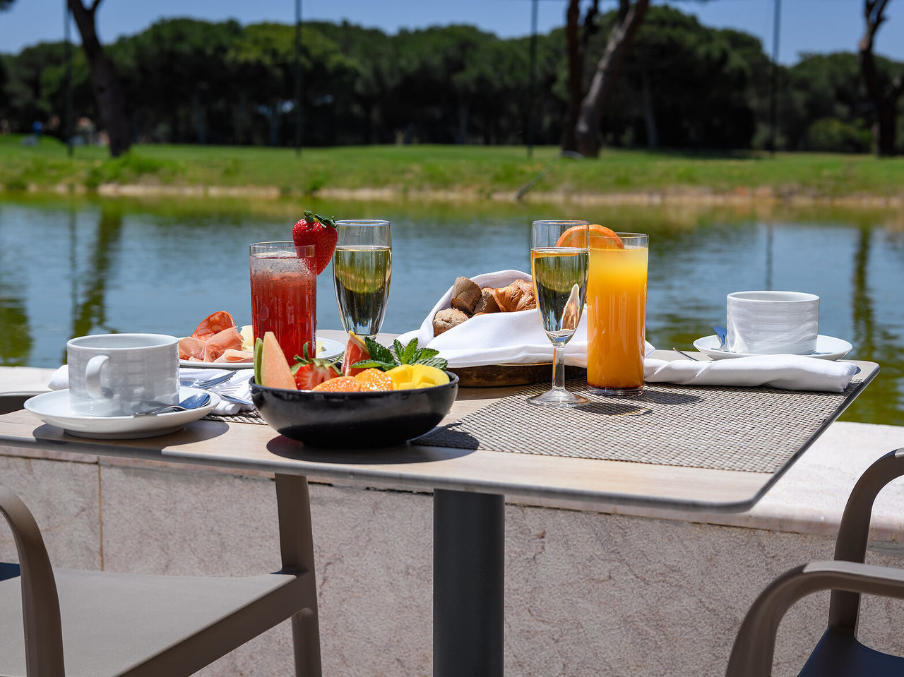 The Green Pines restaurant, at the 5-Star Hotel in Vilamoura, offers breakfast with fruit, bread, coffee, and juices